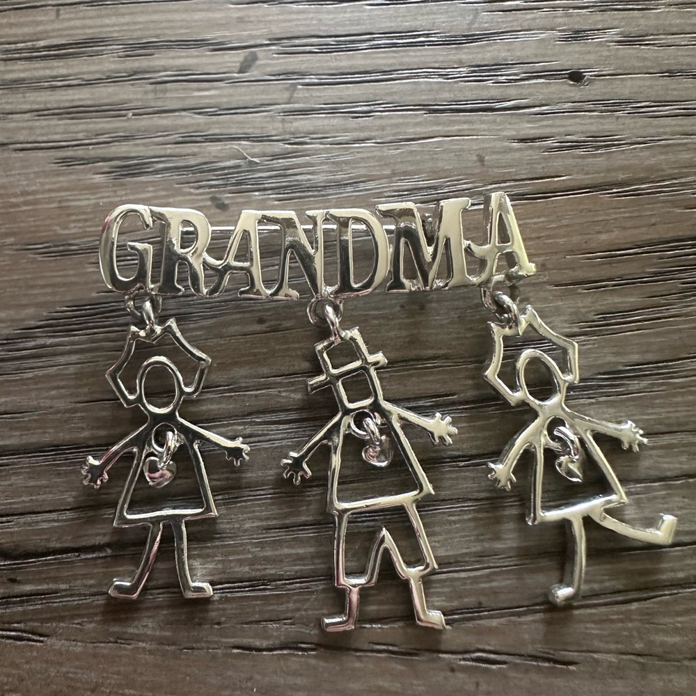 Vintage Style Silver Grandma Brooch Pin with 3 Dangle Grandchildren Charms